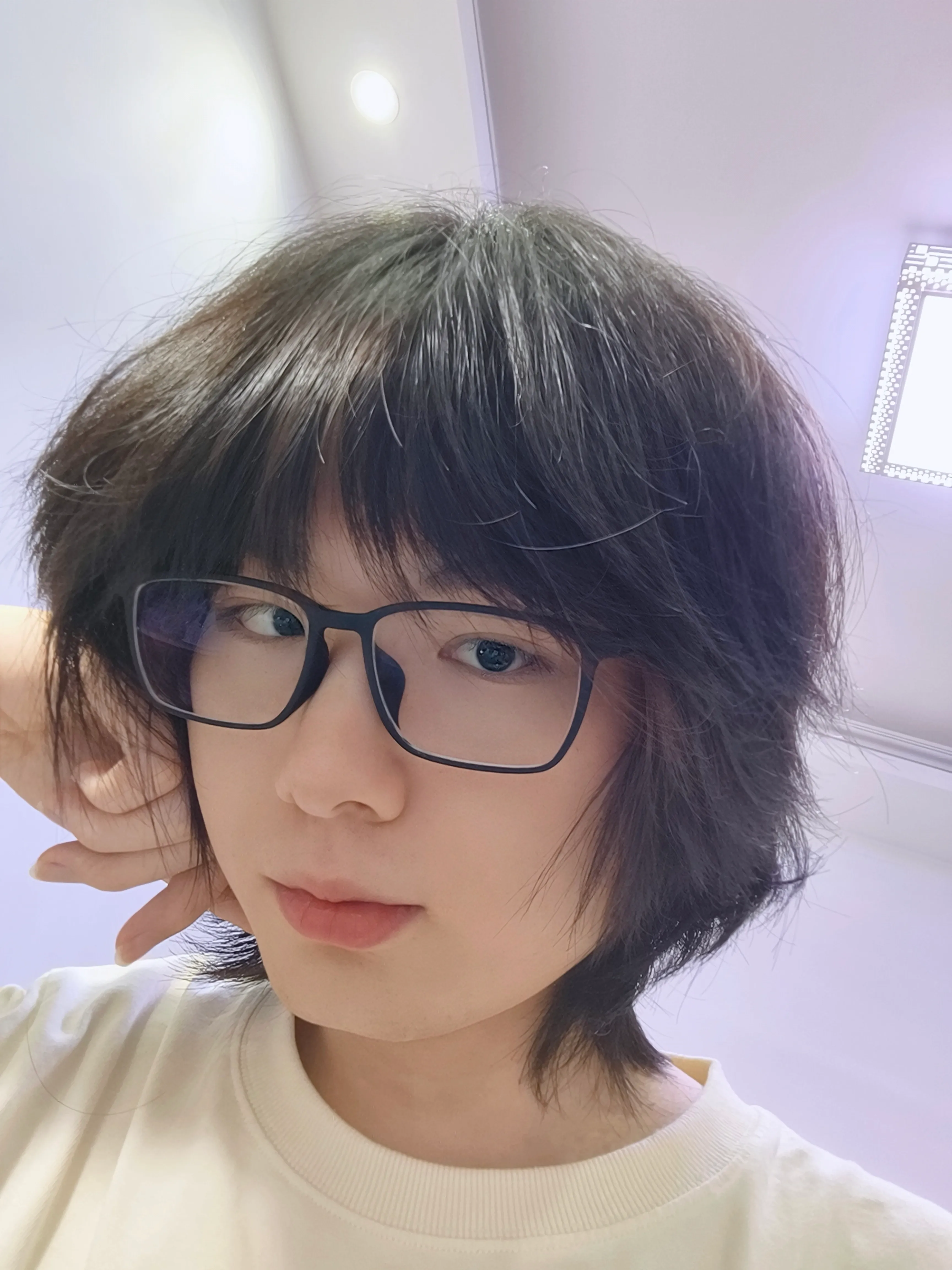 我是有些不自信的,但是侧脸可以挡住左眼眼角的黑痣,还挺好 野人本人